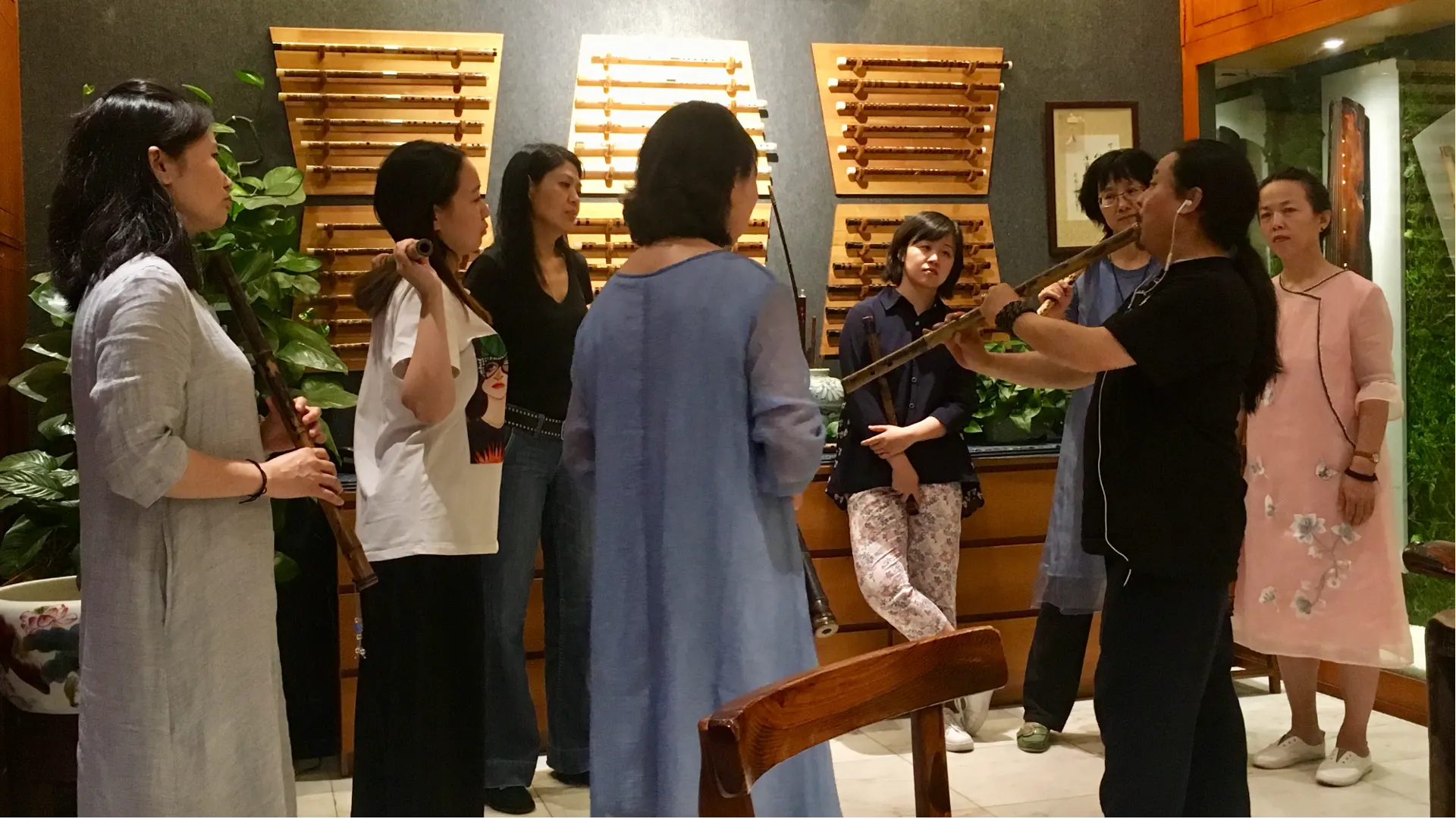 国箫馆馆长给箫友演示箫法