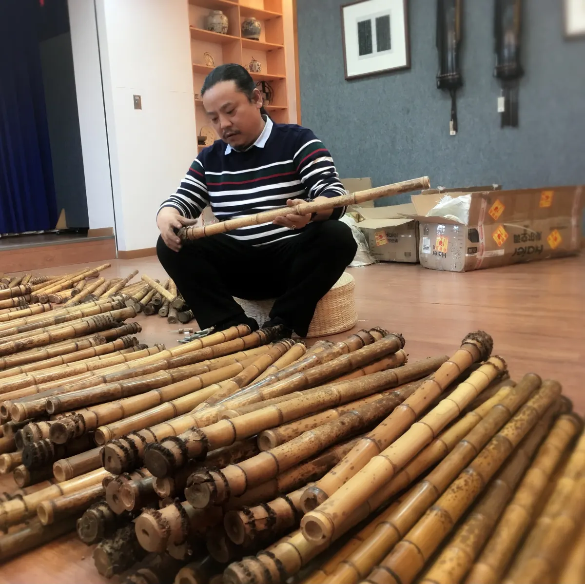 深入山野甄选原生老竹，取天地滋养之正材，奠定良器根基