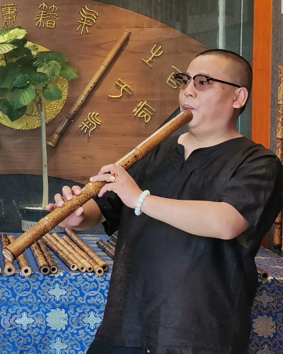 国箫馆馆长代兴然肖像